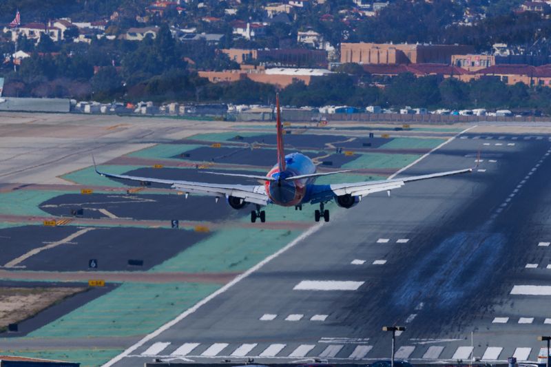 &copy; Reuters. A Southwest commercial airplane approaches to land in San Diego, California, U.S., January 18. 2024.  REUTERS/Mike Blake/File Photo