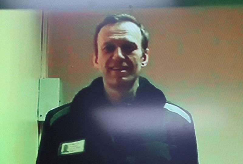 &copy; Reuters. FOTO DE ARCHIVO: El líder opositor ruso Alexei Navalny se ve en una pantalla a través de enlace de video desde una prisión en la región de Vladimir durante una audiencia en el Tribunal de Distrito Basmanny en Moscú, Rusia 26 de abril 2023. REUTERS/Yu