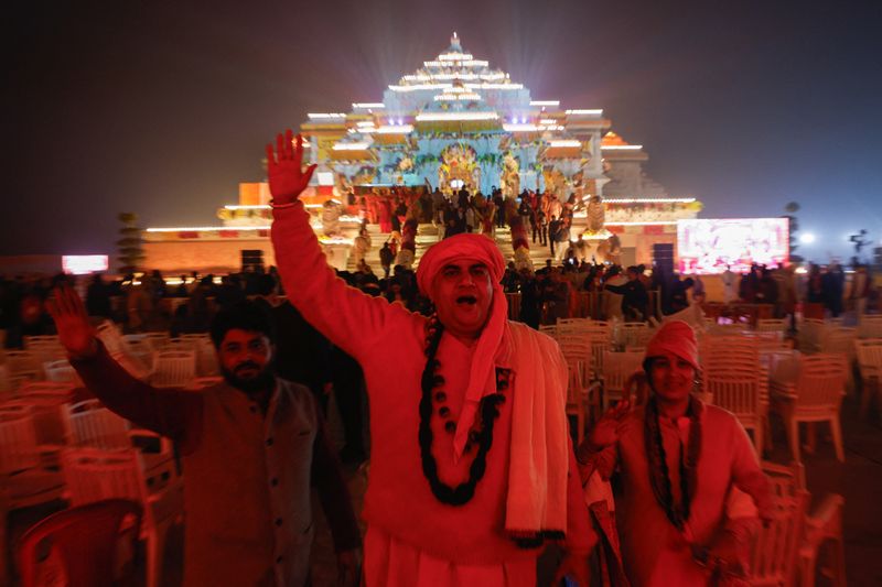 &copy; Reuters. Devotos acenam em frente ao templo de Rama após sua inauguração em Ayodhya, Índia
22/01/2024
REUTERS/Adnan Abidi