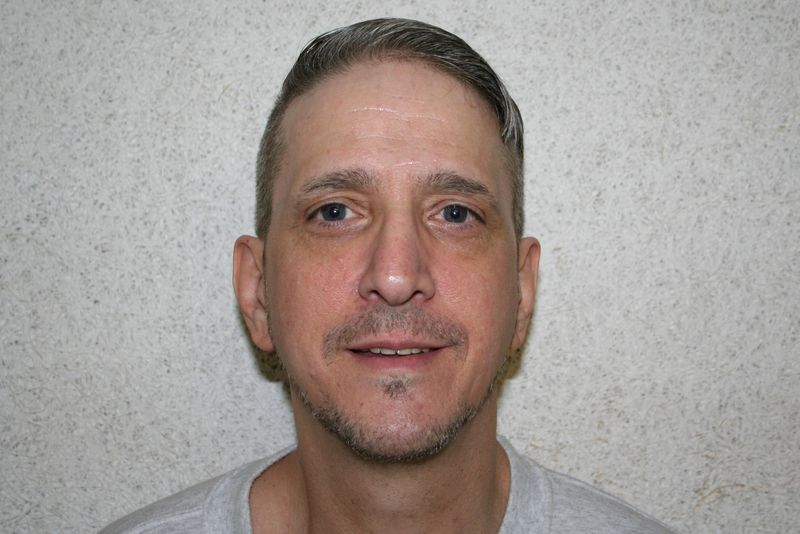 © Reuters. Oklahoma death row inmate Richard Glossip, who is challenging his conviction in a 1997 murder-for-hire plot, poses for a photograph taken by his attorney in U.S., in 2016.   Don Knight/Handout via REUTERS 