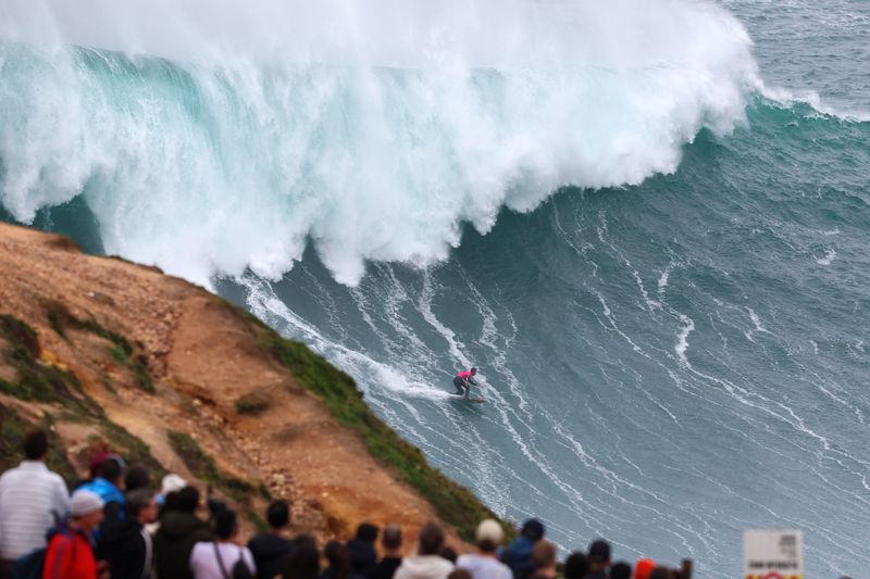 &copy; Reuters. Lucas Chianca em competição de ondas gigantes em Nazaré
22/01/2024
REUTERS/Pedro Nunes