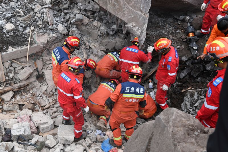 &copy; Reuters. 中国南西部の雲南省で２２日発生した山崩れによる死者は２３日時点で１１人に増え、なお数十人が行方不明となっている。写真は２２日に雲南省で撮影。提供写真（２０２４年　ロイター
