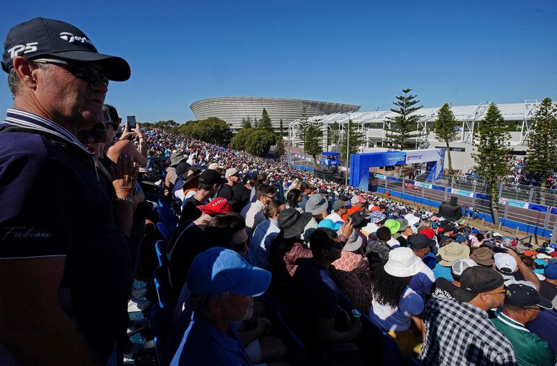 &copy; Reuters. FILE PHOTO: Motorsport - Formula E - Cape Town ePrix - Cape Town, South Africa - February 25, 2023  Spectators watch the Cape Town ePrix REUTERS/Nic Bothma/File Photo