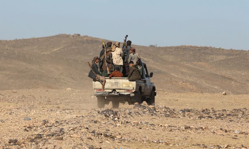 &copy; Reuters. Des membres de tribus fidèles aux Houthis montent à l'arrière d'un pick-up sur le site d'un défilé de nouvelles recrues tribales dans un contexte d'escalade des tensions avec la coalition dirigée par les États-Unis dans la mer Rouge, à Bani Hushai