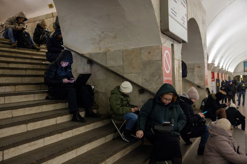 &copy; Reuters. Un grupo de personas se refugia en una estación de metro durante un ataque aéreo ruso contra Ucrania, en Kiev, Ucrania. 23 de enero de 2024. REUTERS/Thomas Peter