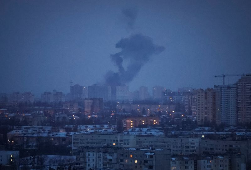 &copy; Reuters. دخان يتصاعد فوق كييف جراء قصف صاروخي روسي يوم الثلاثاء. تصوير: هليب هانيتش - رويترز.