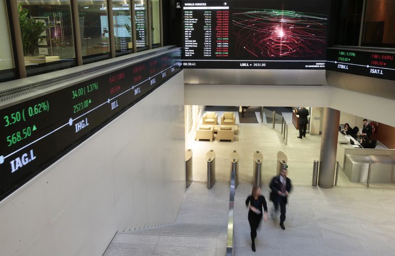 &copy; Reuters. Le hall du London Stock Exchange à Londres. /Photo prise le 30 novembre 2015/REUTERS/Suzanne Plunkett