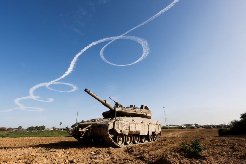 &copy; Reuters. دبابة إسرائيلية قرب تقف قرب الحدود مع قطاع غزة يوم الاثنين. تصوير: عامير كوهين - رويترز.