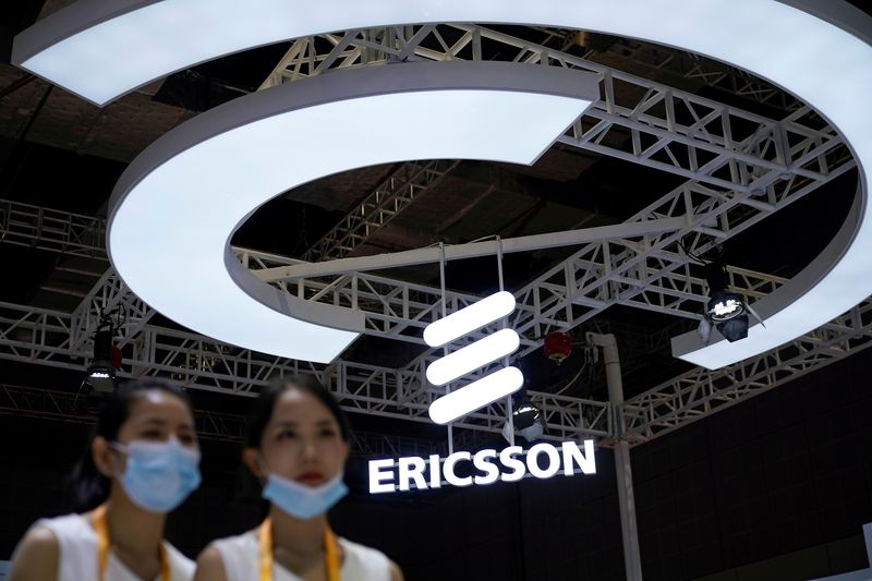 &copy; Reuters. FOTO DE ARCHIVO. Un cartel de Ericsson en la tercera Exposición Internacional de Importaciones de China (CIIE) en Shanghái, China. 5 de noviembre de 2020. REUTERS/Aly Song