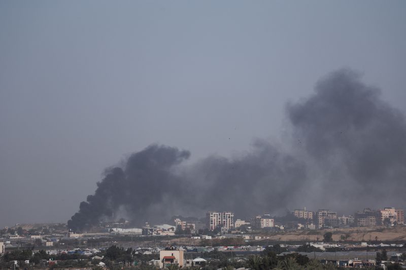 © Reuters. دخان يتصاعد خلال عملية برية إسرائيلية في خان يونس يُمكن رؤيته من رفح في جنوب قطاع غزة يوم الاثنين. تصوير: إبراهيم أبو مصطفى - رويترز