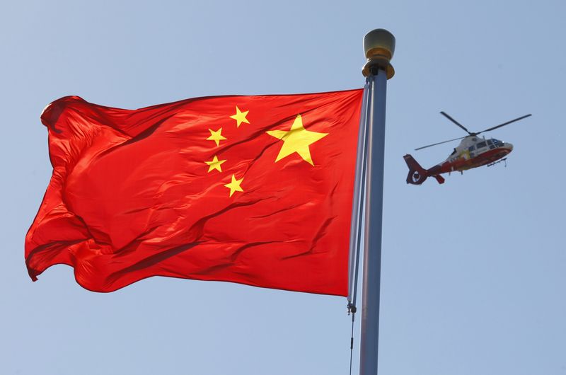 &copy; Reuters. العلم الصيني يرفرف بينما تمر طائرة هليكوبتر في صورة من أرشيف رويترز.