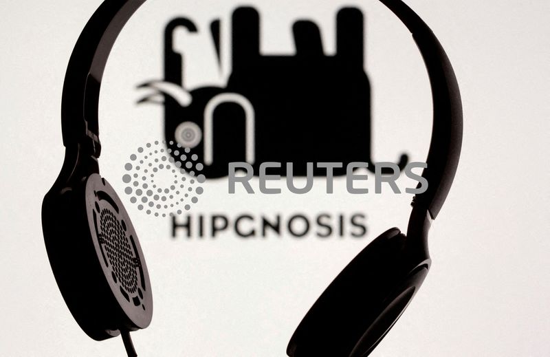 © Reuters. FILE PHOTO: A headset is seen in front of displayed Hipgnosis logo in this illustration taken June 28, 2021. REUTERS/Dado Ruvic/File Photo