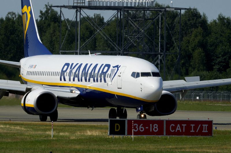 &copy; Reuters. Un aereo Boeing 737-8AS di Ryanair atterra all'aeroporto internazionale di Riga, in Lettonia, il 21 luglio 2022. REUTERS/Ints Kalnins/Foto d'archivio