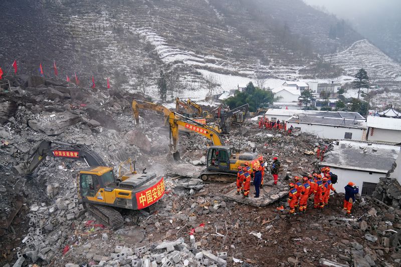 &copy; Reuters. عمال الانقاذ يبحثون عن ناجين تحت الحطام بعد انهيار ارضي في إقليم يوننان الصيني يوم الاثنين. صورة لرويترز. (يُحظر استخدام الصورة داخل الصين)