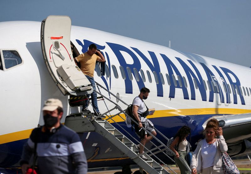 &copy; Reuters. FILE PHOTO: Passengers alight from a Ryanair aircraft at Ferenc Liszt International Airport in Budapest, Hungary, August 18, 2022. REUTERS/Bernadett Szabo/File Photo