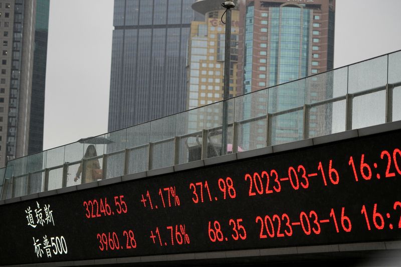 &copy; Reuters. Telão mostra cotações acionárias em Xangai
17/03/2023. REUTERS/Aly Song