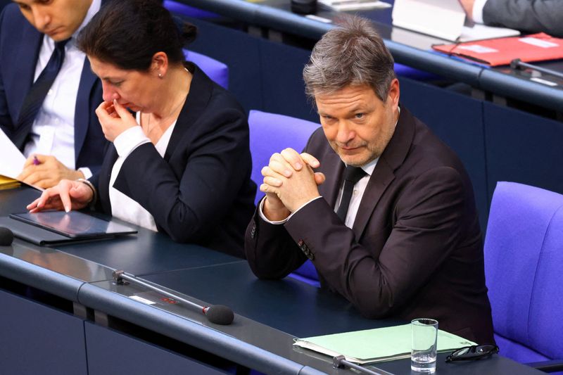 &copy; Reuters. FILE PHOTO: German Economy and Climate Minister Robert Habeck looks on during a session of the lower house of parliament, the Bundestag, in Berlin, Germany January 17, 2024. REUTERS/Nadja Wohlleben/File Photo