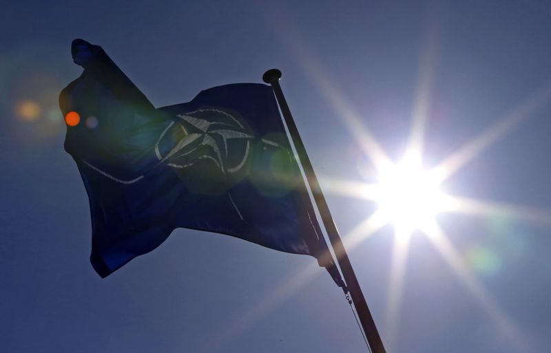 &copy; Reuters. علم حلف شمال الأطلسي (الناتو) يرفرف أمام مقر الحلف في بروكسل بصورة من أرشيف رويترز.