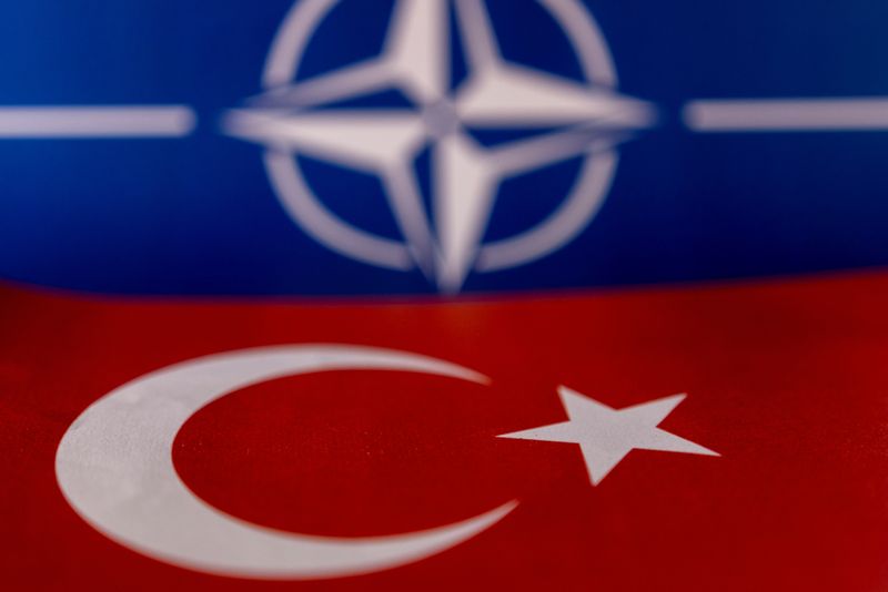 &copy; Reuters. علما حلف شمال الأطلسي (الناتو) والعلم التركي في صورة توضيحية من أرشيف رويترز.