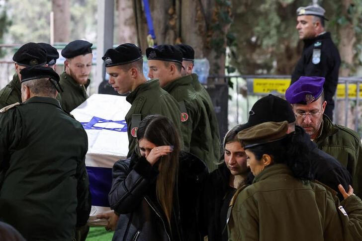 &copy; Reuters. Amigos y familiares lloran al reservista militar israelí Hadar Kapeluk, de 23 años, que fue asesinado en el sur de la Franja de Gaza, en el marco de la operación terrestre en curso del ejército israelí contra el grupo islamista palestino Hamás, en s
