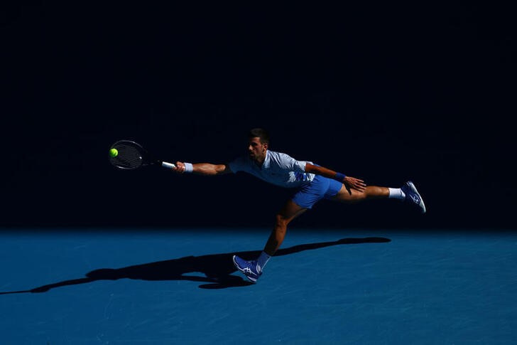 &copy; Reuters. El tenista serbio Novak Djokovic devuelve una bola durante su partido de cuartos de final contra el estadounidense Taylor Fritz en el Abierto de Australia, en Melbourne Park, Melbourne, Australia. 23 enero 2024. REUTERS/Edgar Su