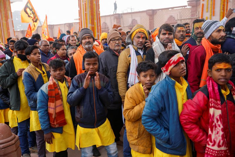 &copy; Reuters. Devotos hindúes hacen cola mientras esperan para entrar en el templo del dios hindú Rama tras su inauguración en Ayodhya, India. 23 de enero de 2024. REUTERS/Adnan Abidi