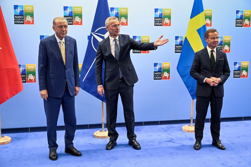 &copy; Reuters. Il presidente turco Tayyip Erdogan, il primo ministro svedese Ulf Kristersson e il segretario generale della NATO Jens Stoltenberg si riuniscono prima del loro incontro, alla vigilia di un vertice della Nato, a Vilnius, in Lituania, il 10 luglio 2023. Hen