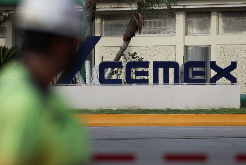 &copy; Reuters. FOTO DE ARCHIVO: Un trabajador pasa frente a la entrada principal de una planta de concreto de la cementera mexicana CEMEX, en Monterrey, México 8 de junio de 2021. Foto tomada el 8 de junio de 2021. REUTERS/Daniel Becerril/File Photo 