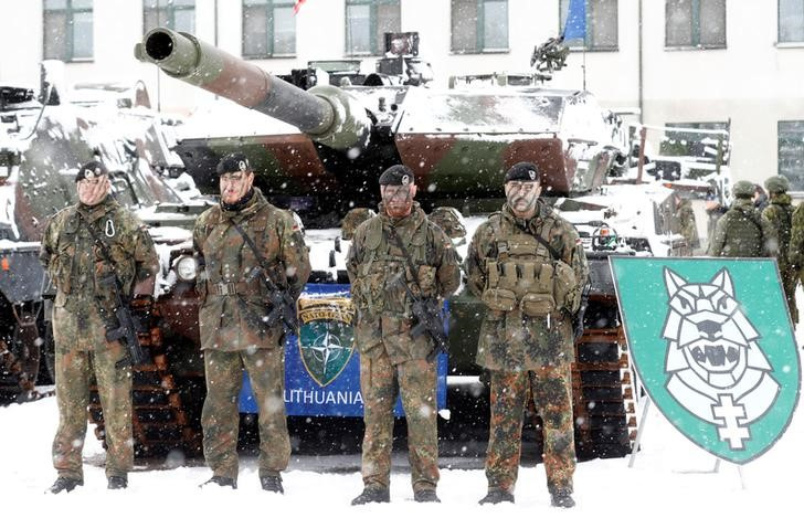 &copy; Reuters. Imagen de archivo de soldados alemanes junto a un tanque Leopard 2 en la base militar de Rukla, Lituania. 4 febrero 2019. REUTERS/Ints Kalnins