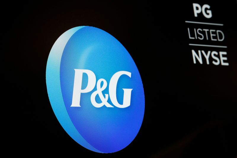 &copy; Reuters. Le logo de Procter & Gamble Co. à la Bourse de New York (NYSE) à New York, aux États-Unis. /Photo prise le 27 juin 2018/REUTERS/Brendan McDermid