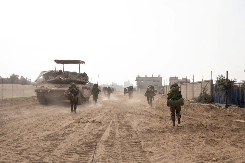 &copy; Reuters. جنود إسرائيليون خلال تحركهم داخل قطاع غزة يوم الثلاثاء في صورة حصلت عليها رويترز من الجيش الإسرائيلي.