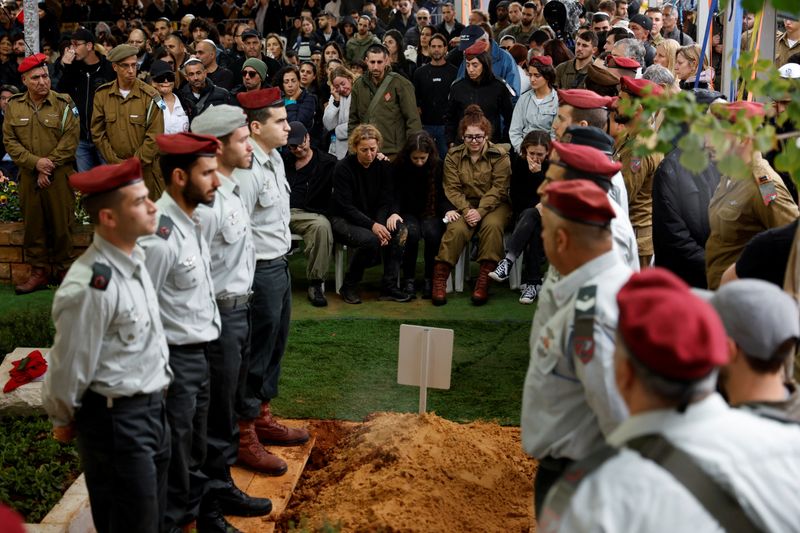 © Reuters. Friends and family mourn Israeli soldier Sergeant Major Ilay Levy, 24, who was killed in the Gaza Strip amid the ongoing ground operation of the Israeli army against Palestinian Islamist group Hamas, at his funeral in Tel Aviv, Israel, January 23, 2024. REUTERS/Tyrone Siu