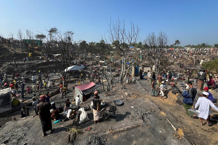 &copy; Reuters. Foto de archivo de refugiados rohingya tratando de reconstruir refugios tras un incendio en un campamento en Banglades 
Ene 7, 2024. REUTERS/Ro Yassin Abdumonab  
PROHIBIDA SU REVENTA O SU USO COMO ARCHIVO