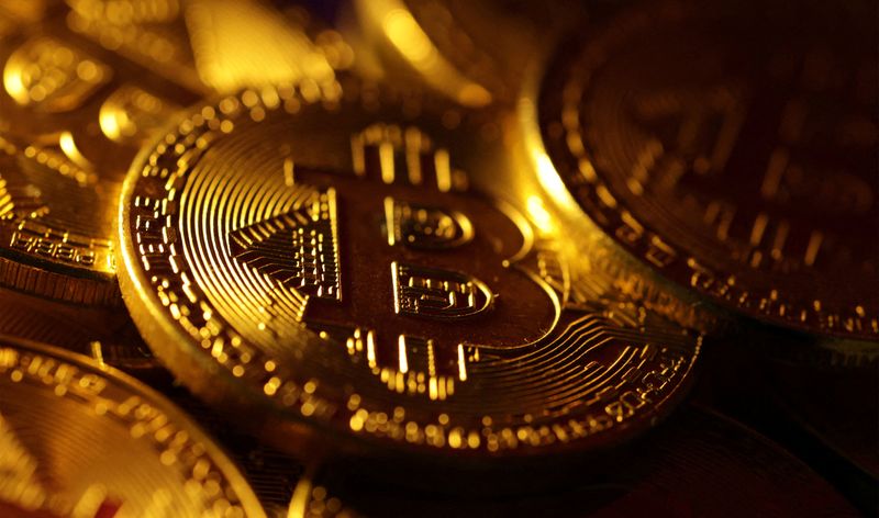 &copy; Reuters. FILE PHOTO: Physical representations of the bitcoin cryptocurrency are seen in this illustration taken October 24, 2023. REUTERS/Dado Ruvic/Illustration/File Photo