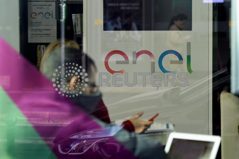 &copy; Reuters. Uma logo da multinacional italiana de energia Enel é visto dentro de uma loja da Enel em Milão, Itália
05/02/2020
REUTERS/Flavio Lo Scalzo
