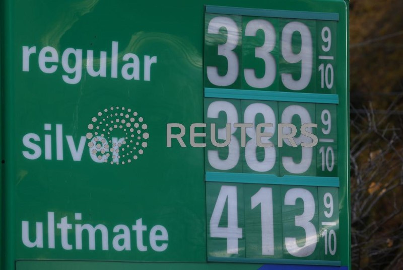 &copy; Reuters. Prezzi del carburante ad una stazione della BP a Mt. Rainier in Maryland. 29 novembre 2021. REUTERS/Leah Millis