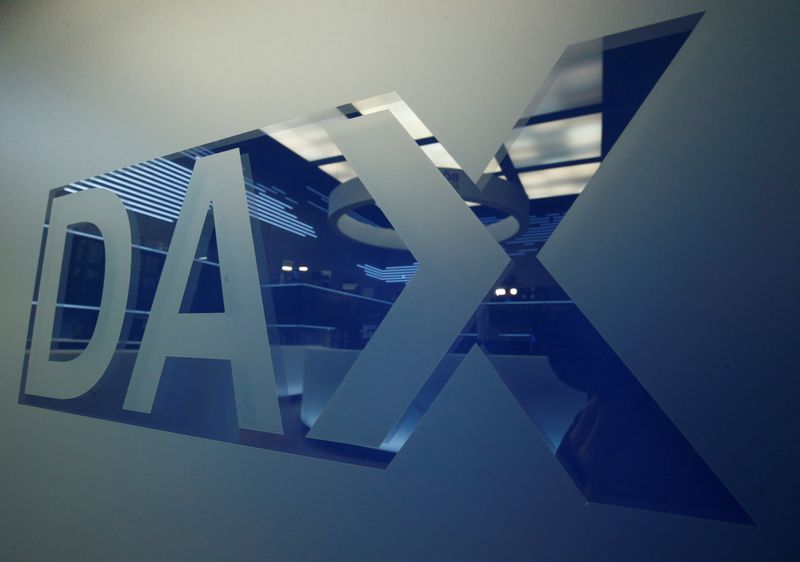 &copy; Reuters. Un logo DAX dans la salle des marchés de la bourse de Francfort, en Allemagne. /Photo prise le 29 décembre 2017/REUTERS/Ralph Orlowski