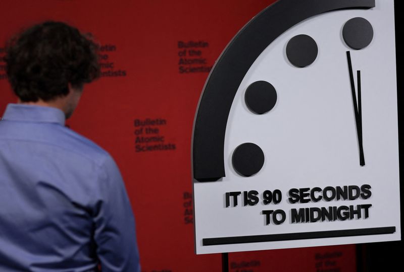 &copy; Reuters. 米誌「ブレティン・オブ・ジ・アトミック・サイエンティスツ」は、人類滅亡までの残り時間を象徴的に示す「終末時計」を「９０秒」と発表した。昨年１月、ワシントンで撮影（２０２４
