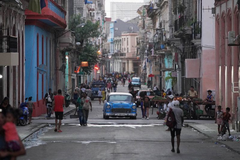 &copy; Reuters. FOTO DE ARCHIVO. Los transeúntes pasean por una calle de la Habana  Vieja en Cuba. Noviembre 21, 2023. REUTERS/Alexandre Meneghini