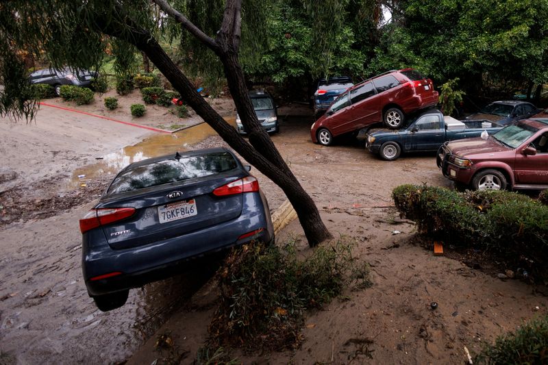 © Reuters. FILE PHOTO: Damage is shown after a heavy rain storm causes a small river to overflow into a neighborhood in San Diego, California, U.S. January 22, 2024.  REUTERS/Mike Blake/File Photo