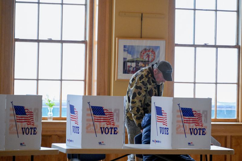 © Reuters. Gene Dennebaum and his wife Annette fill out a ballot to vote in New Hampshire's first-in-the-nation U.S. presidential primary election at the Medallion Opera House in Gorham, New Hampshire, U.S., January 23, 2024. REUTERS/Faith Ninivaggi