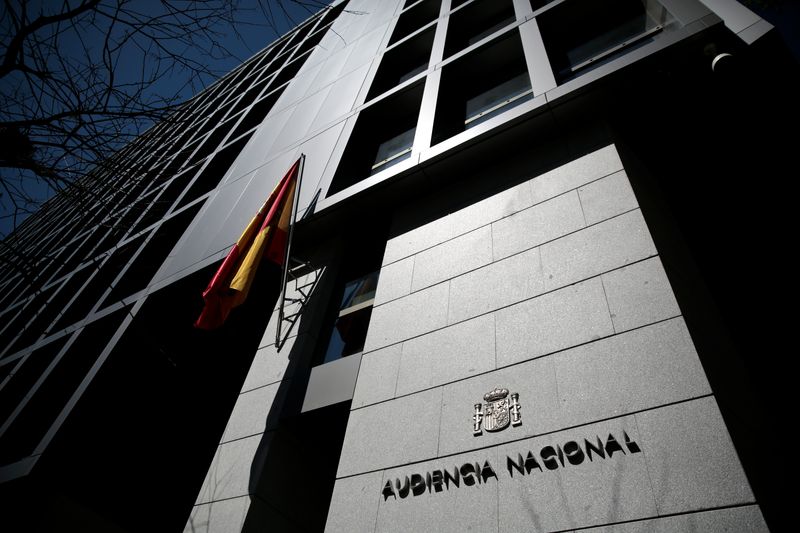 &copy; Reuters. العلم الإسباني عند مدخل المحكمة العليا الإسبانية في وسط مدريد في صورة من أرشيف رويترز.