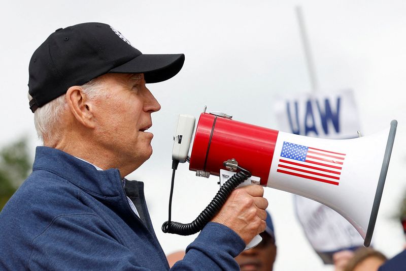 &copy; Reuters. U.S. President Joe Biden joins striking members of the United Auto Workers (UAW) on the picket line outside the GM's Willow Run Distribution Center, in Belleville, Wayne County, Michigan, U.S., September 26, 2023. REUTERS/Evelyn Hockstein/File Photo