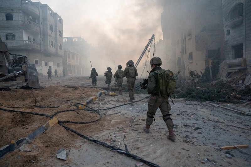 © Reuters. Israeli soldiers operate in the Gaza Strip amid the ongoing conflict between Israel and the Palestinian Islamist group Hamas, in this handout picture released on January 21, 2024. Israel Defense Forces/Handout via REUTERS/ File photo