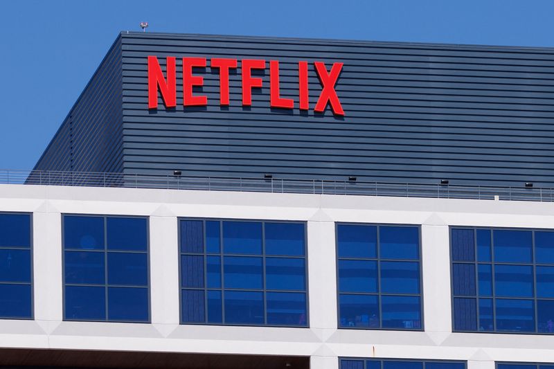 &copy; Reuters. Le logo de Netflix sur l'un des immeubles hollywoodiens de la société à Los Angeles, Californie, États-Unis. /Photo prise le 12 juillet 2023/REUTERS/Mike Blake