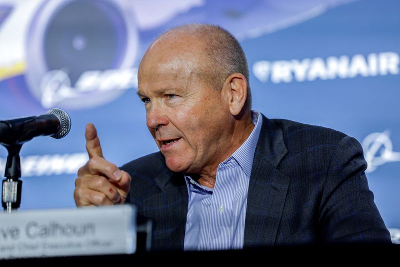 © Reuters. Boeing Chief Executive Dave Calhoun speaks during a press conference about a multibillion-dollar deal with Ryanair for as many as 300 Boeing jets at Boeing headquarters in Arlington, Virginia, U.S., May 9, 2023. REUTERS/Evelyn Hockstein/File Photo