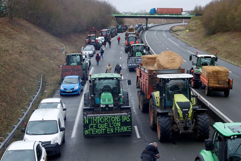 &copy; Reuters. Agricultores franceses bloqueiam autoestrada A16 com tratores para protestar contra pressões sobre preços, impostos e regulamentação verde, perto de Beauvais
23/01/2024
REUTERS/Abdul Saboor