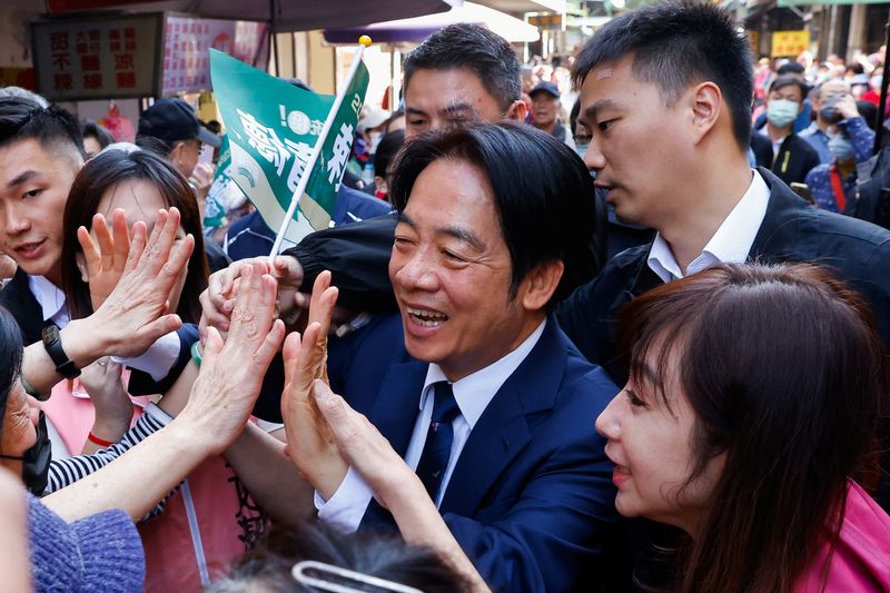 &copy; Reuters. Lai Ching-te, Taiwan's vice president and the ruling Democratic Progressive Party's (DPP) presidential candidate interacts with supporters during an election campaign event in Taipei, Taiwan December 7, 2023. REUTERS/Ann Wang/ File photo