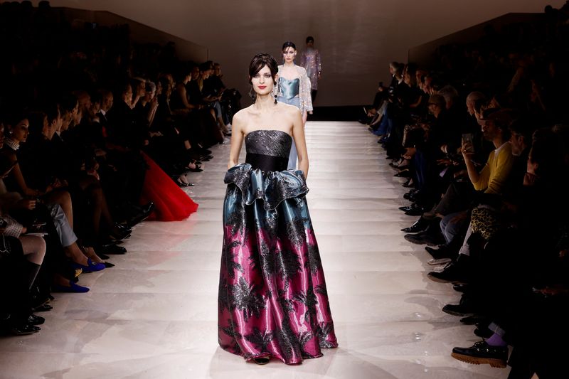 &copy; Reuters. Modelos desfilam com criações de Giorgio Armani em Paris, na França
23/01/2024
REUTERS/Benoit Tessier