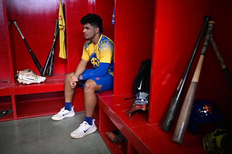 © Reuters. El jugador de béisbol venezolano Yovanny Rodríguez mira durante una práctica en Valencia, Venezuela, 22 de enero de 2024. REUTERS/Gaby Oraa